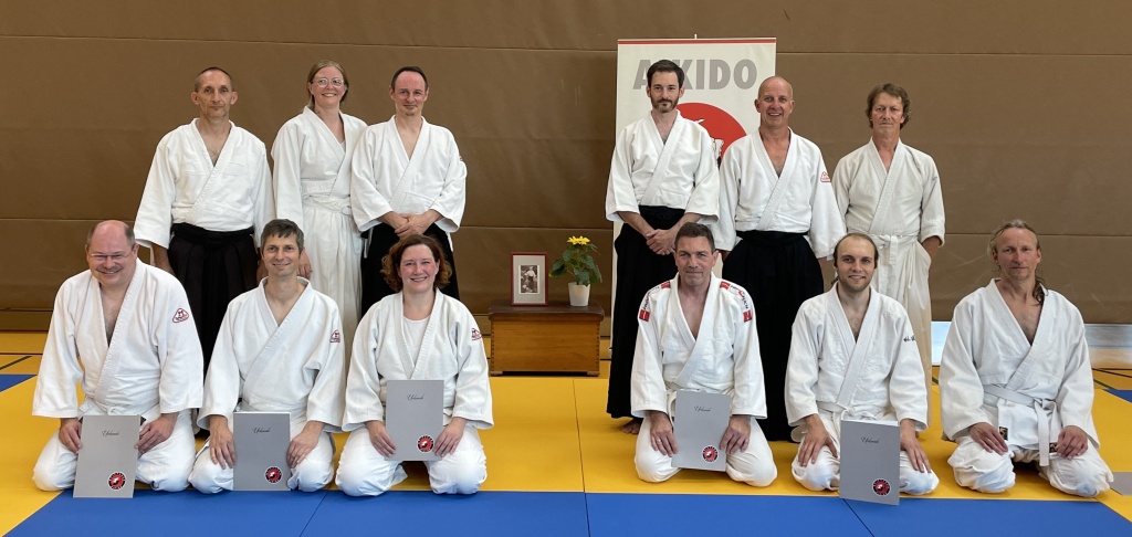 Gruppenfoto: Die Prüflinge mit ihren Trainern und Übungspartnern